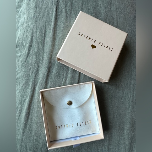 “I DO” earrings -Untamed Petals - Picture 2 of 2